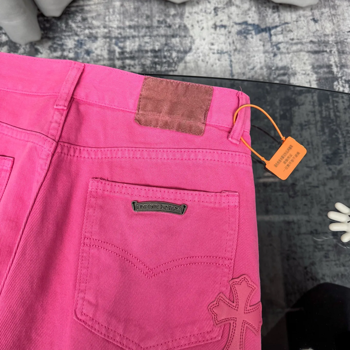 P260 Chrome hearts｜ch Chrome Hearts Limited Barbie Pink Leather Jeans for Girls - Charming dopamine personalized jeans, indispensable for fashionistas, the same model for celebrities, and one touted by many bloggers. This new pair of pants is perfect in terms of shape and upper body. It is no exaggeration to say that making a pair of jeans is equivalent to making 20 short-sleeved pieces. The fabric is made of high-quality imported denim. It has a unique high-end texture. I am very satisfied with it after washing and proofing several times.  Color: Barbie Pink Size: 28/30/32/34 Waist: 74/76/78/80 Pants Length: 101/102/103/104